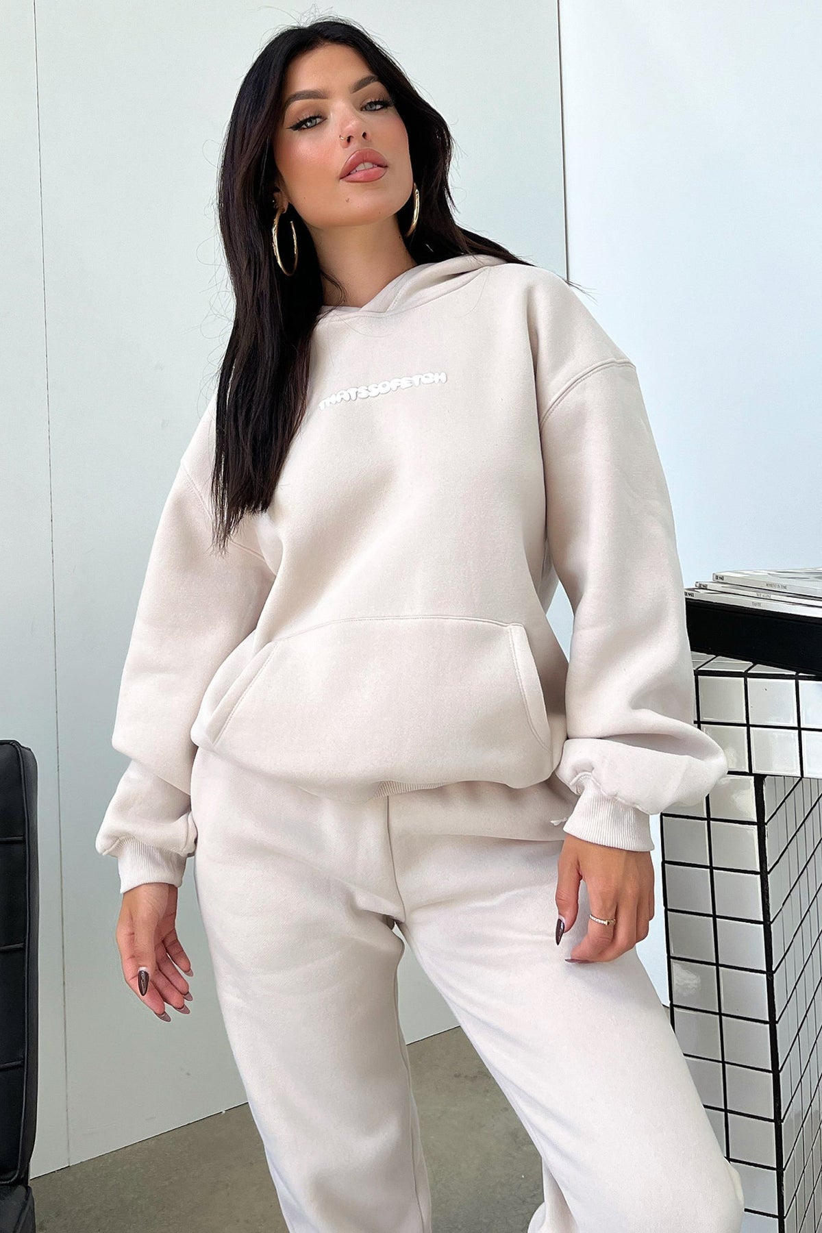Sweatshirt com capuz de mulher com bolso canguru, cor creme