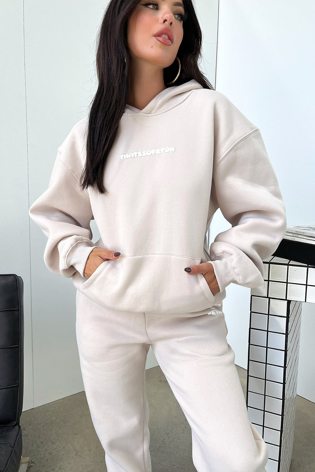 Sweatshirt com capuz de mulher com bolso canguru, cor creme