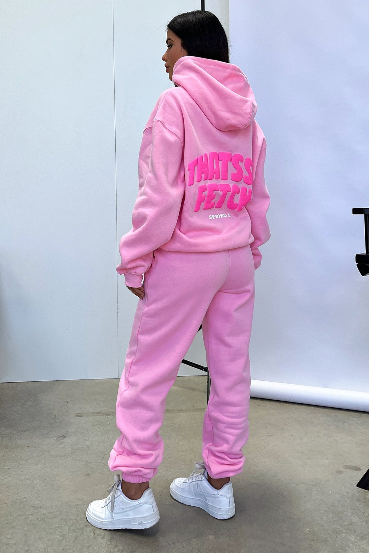 Sweatshirt com capuz de mulher, curta e cor-de-rosa