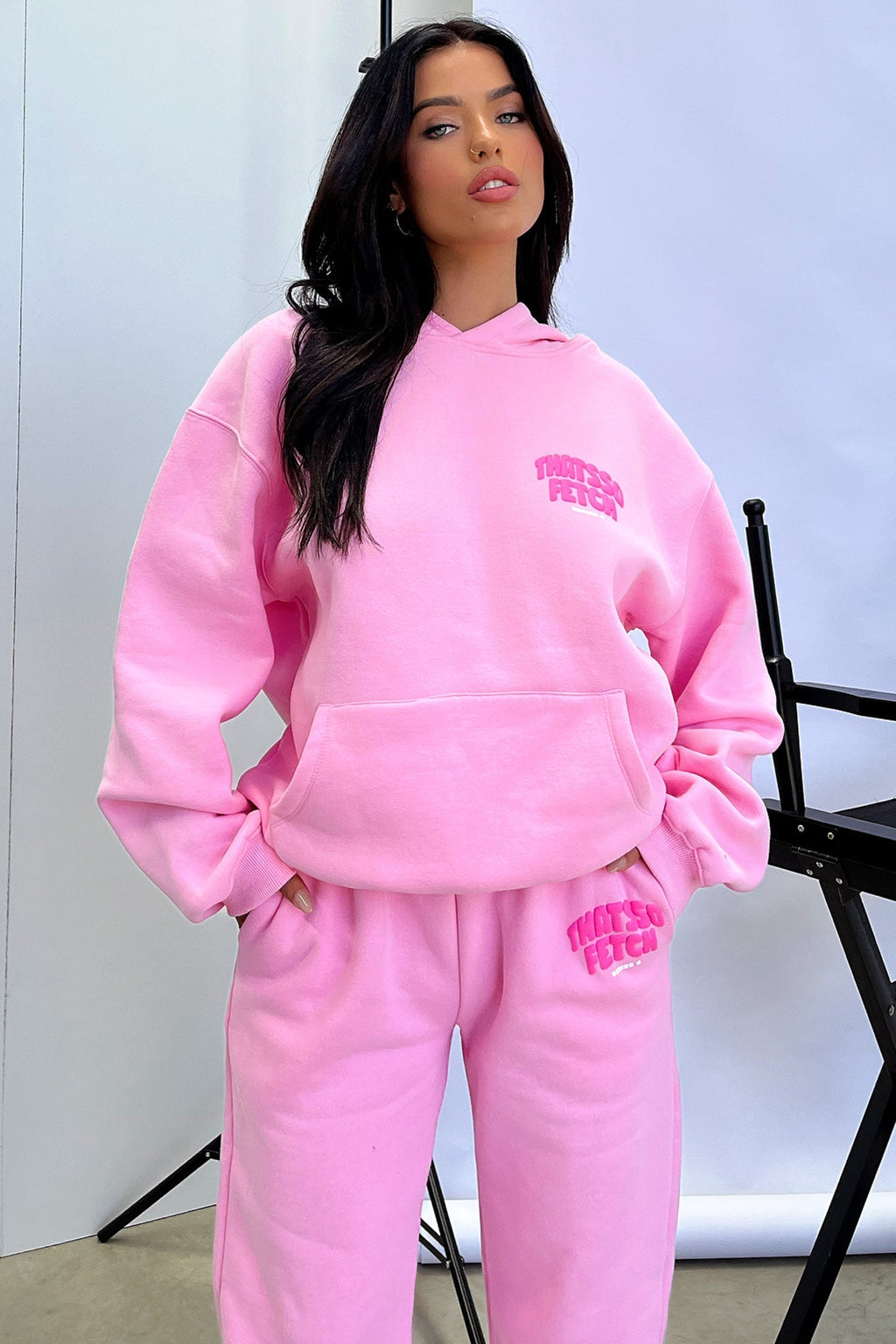 Sweatshirt com capuz de mulher, curta e cor-de-rosa