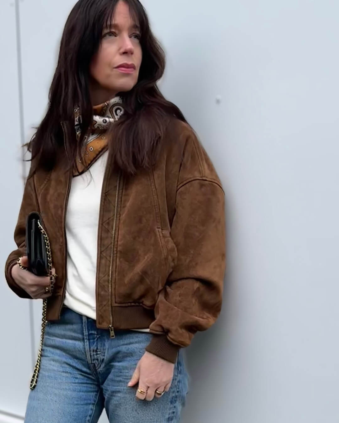 Chaqueta bomber de mujer de ante con cuello y cremallera