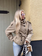 Giacca donna tipo trench corta con collo alto e cintura