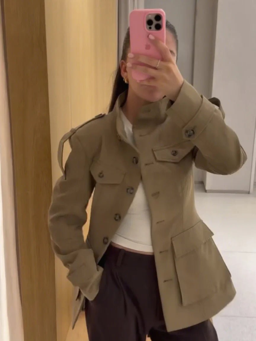Gabardina curta de mulher justa com bolsos, bege