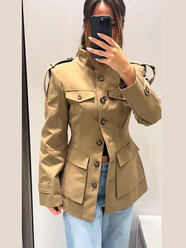 Gabardina curta de mulher justa com bolsos, bege