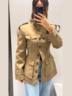 Gabardina curta de mulher justa com bolsos, bege