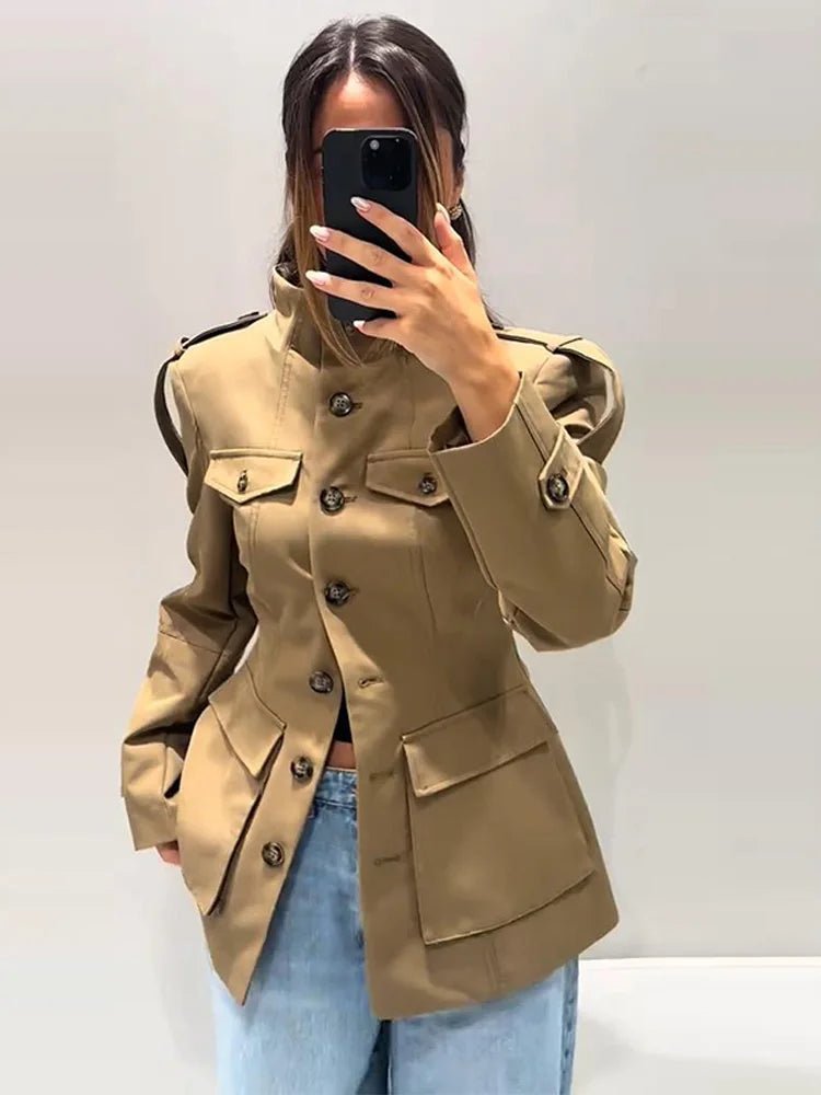 Gabardina curta de mulher justa com bolsos, bege