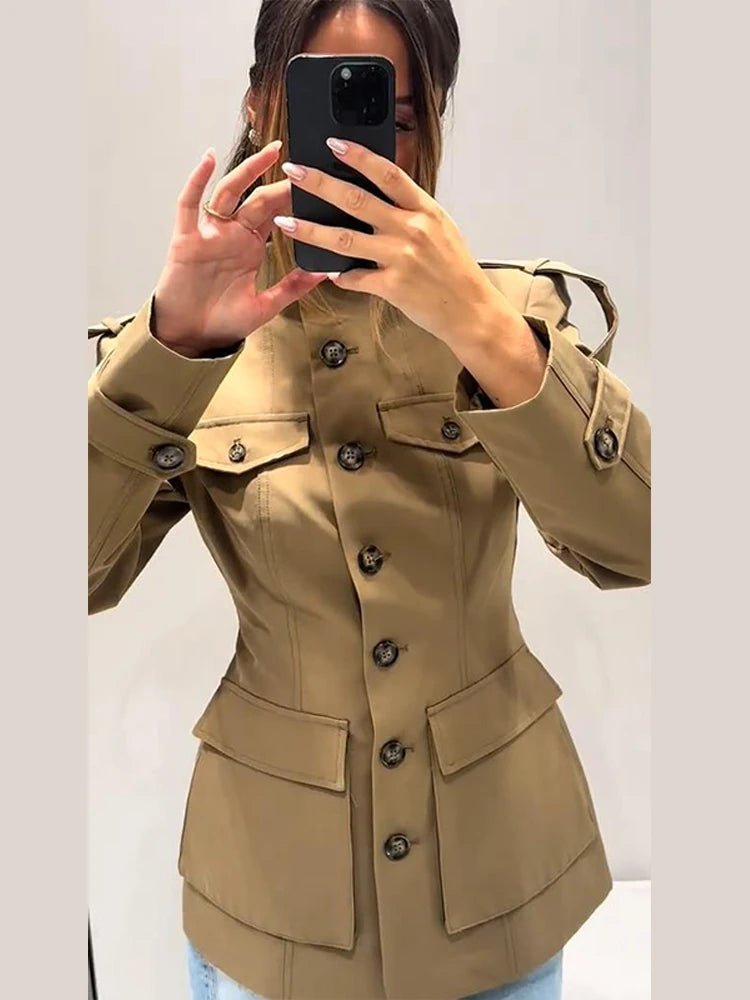 Gabardina curta de mulher justa com bolsos, bege