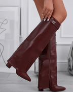 Stivali alti donna con punta appuntita e cinghia decorativa