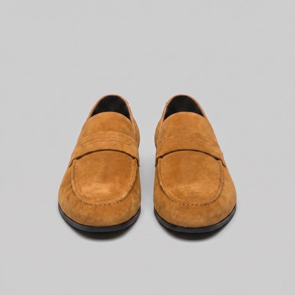 Penny loafers de homem com biqueira redonda e sola plana