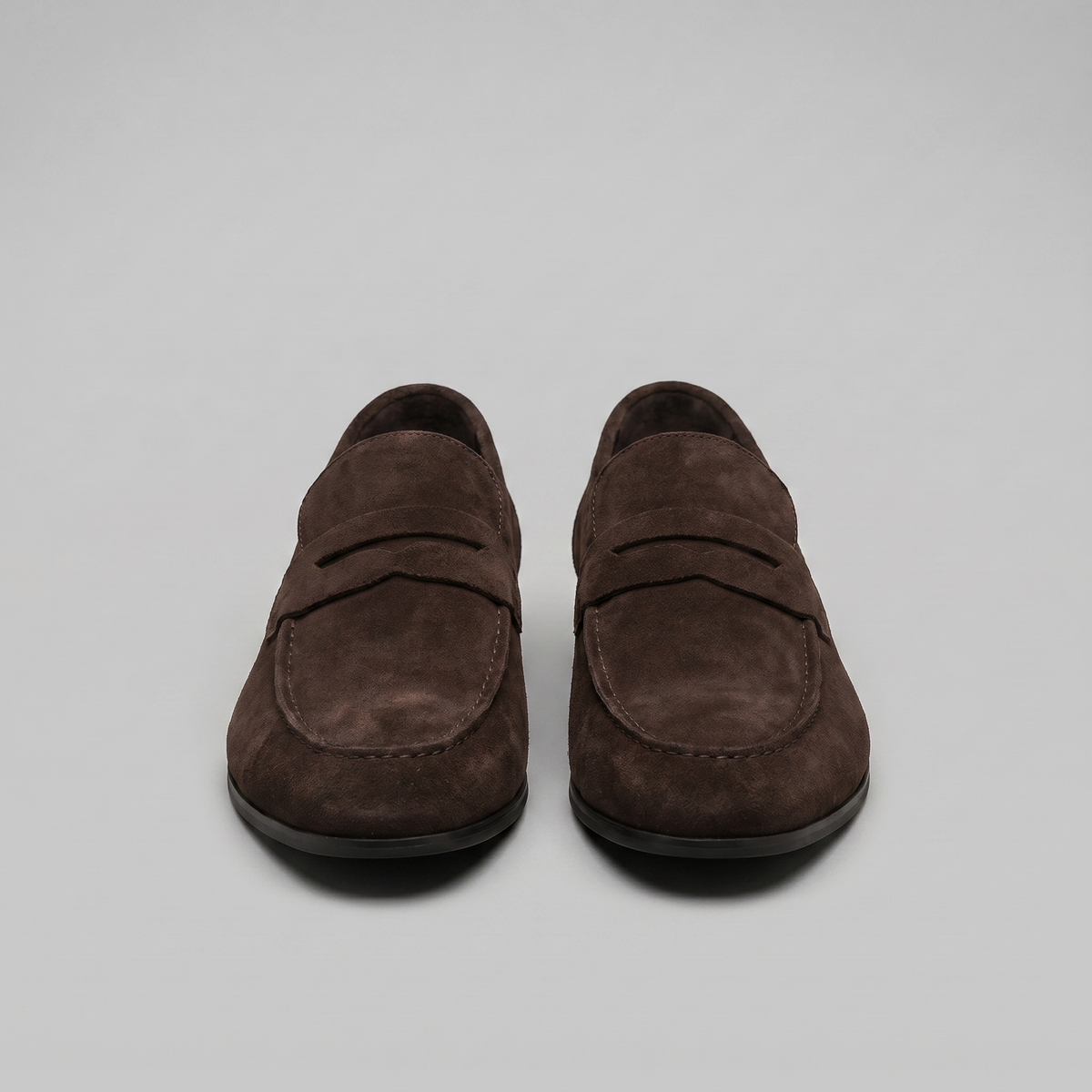 Penny loafers de homem com biqueira redonda e sola plana