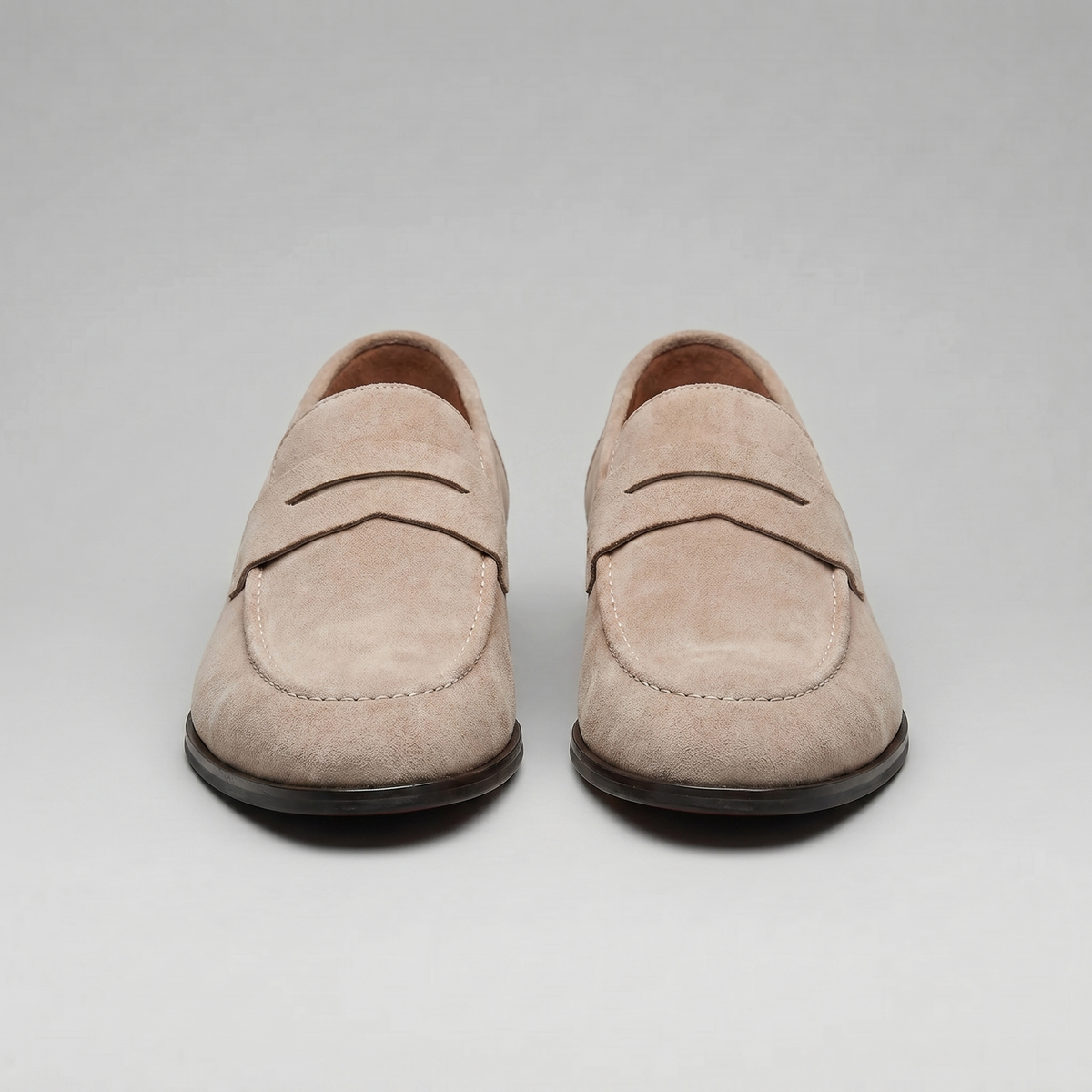Penny loafers de homem com biqueira redonda e sola plana