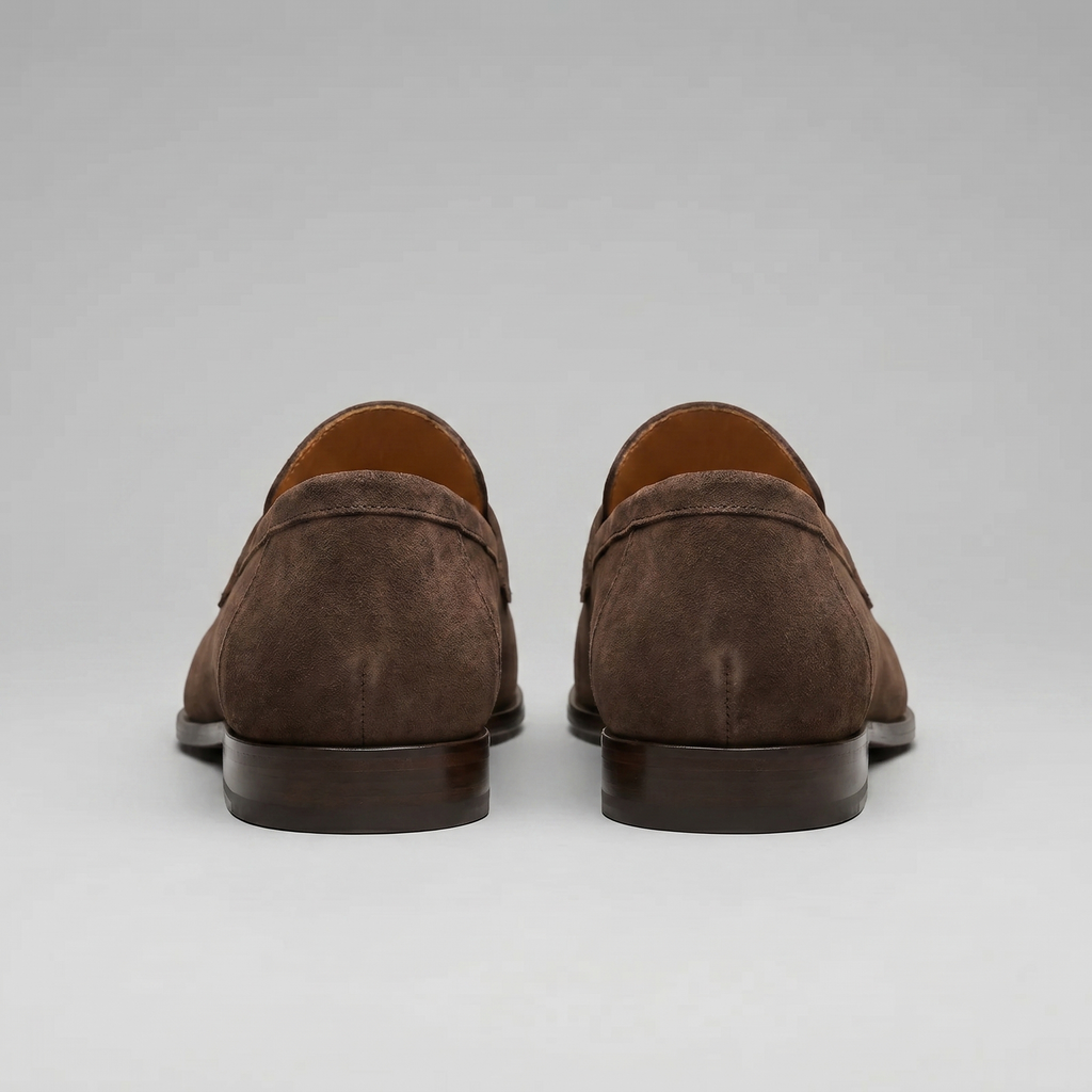 Penny loafers de homem com biqueira redonda e sola plana