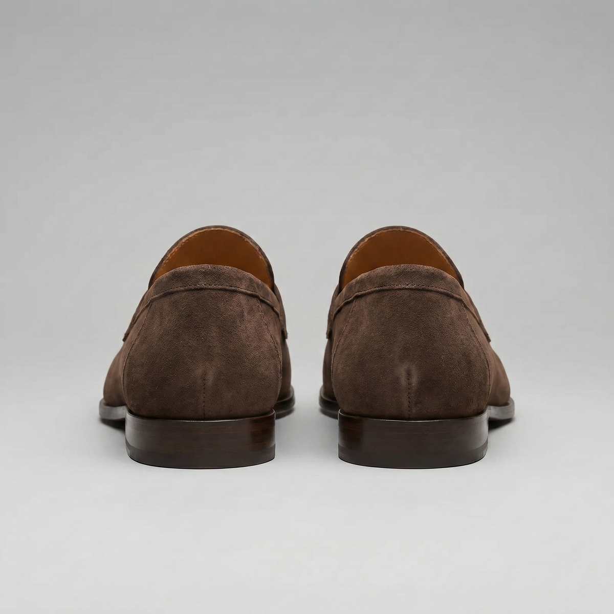 Penny loafers de homem com biqueira redonda e sola plana