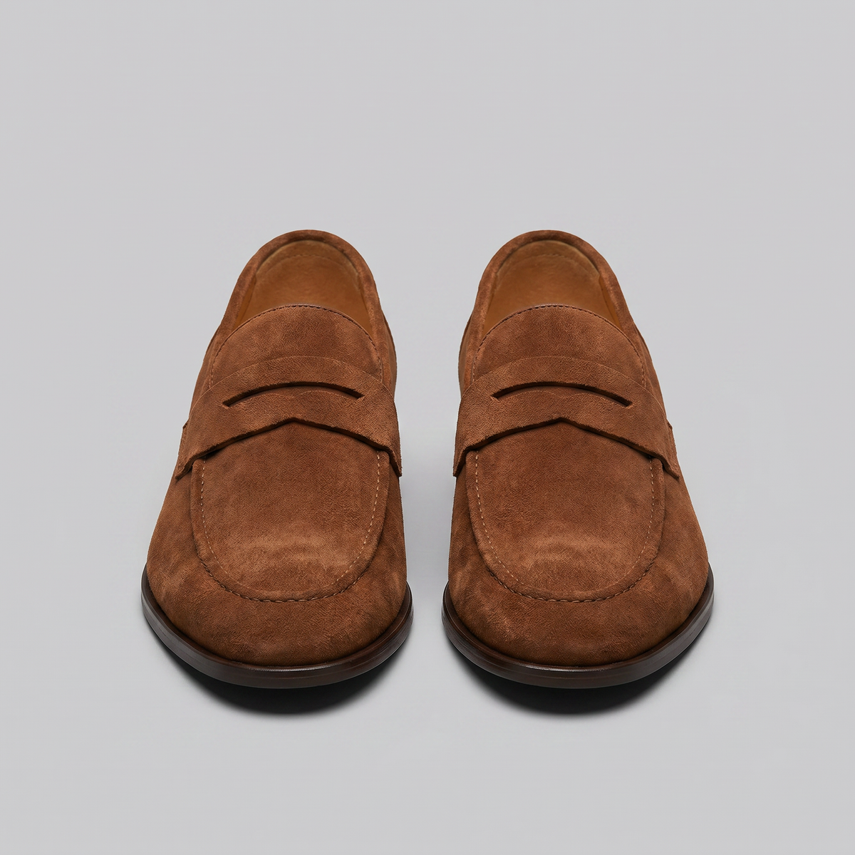 Penny loafers de homem com biqueira redonda e sola plana