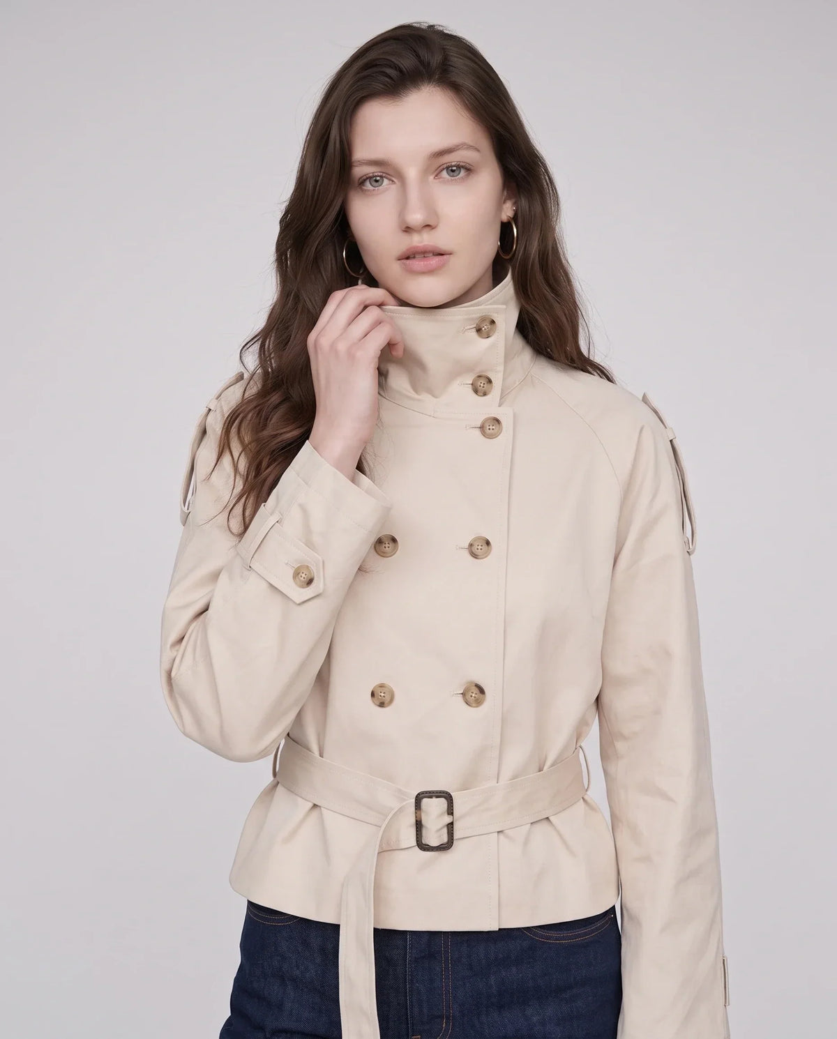 Casaco curto de mulher estilo trench com gola alta e cinto