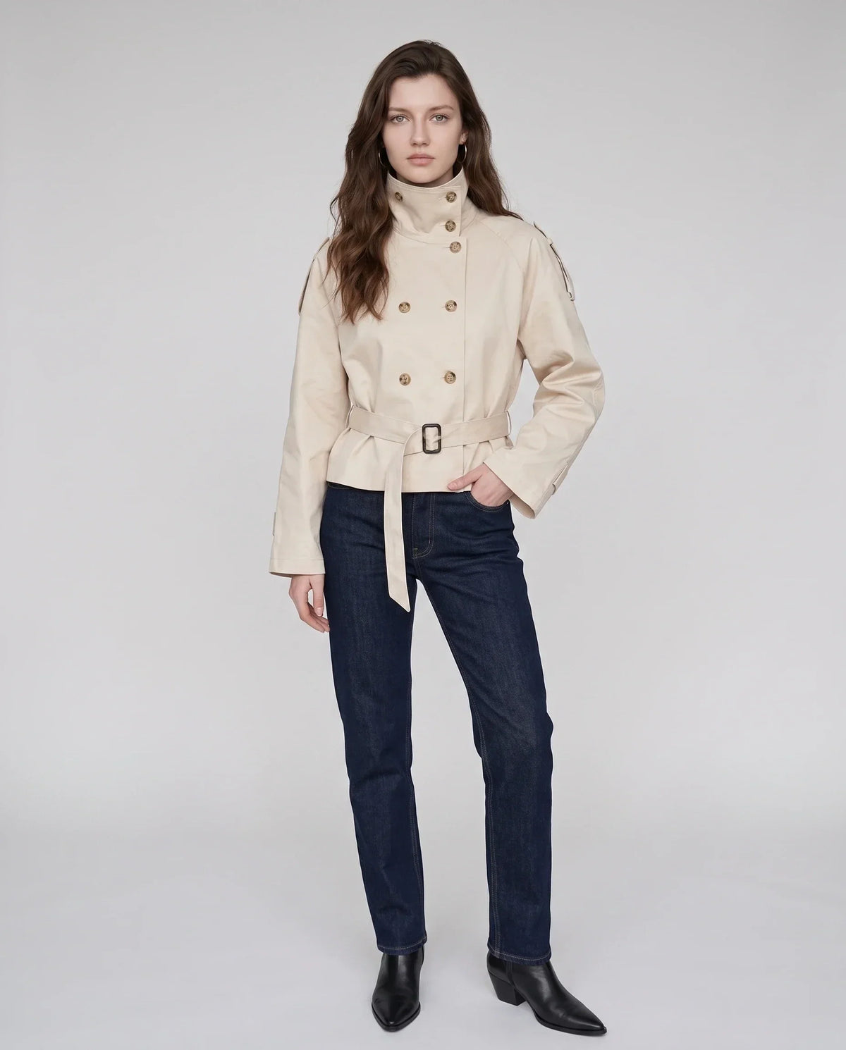 Casaco curto de mulher estilo trench com gola alta e cinto