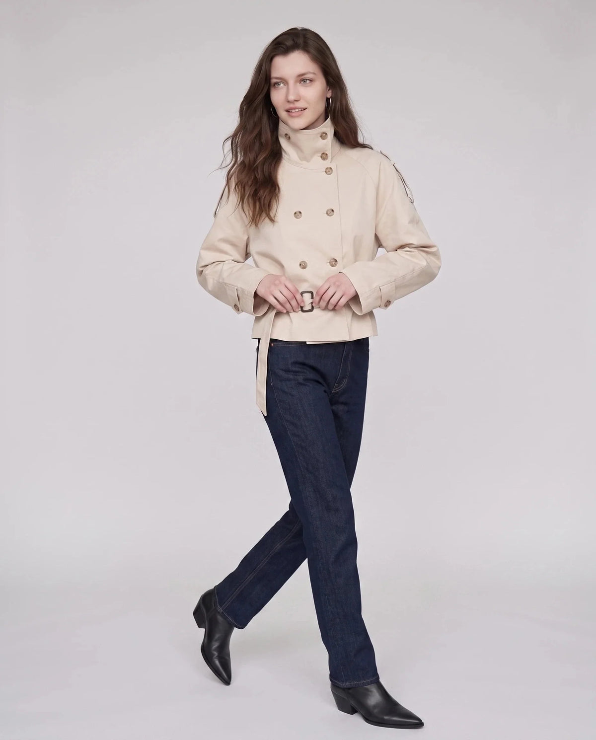 Casaco curto de mulher estilo trench com gola alta e cinto