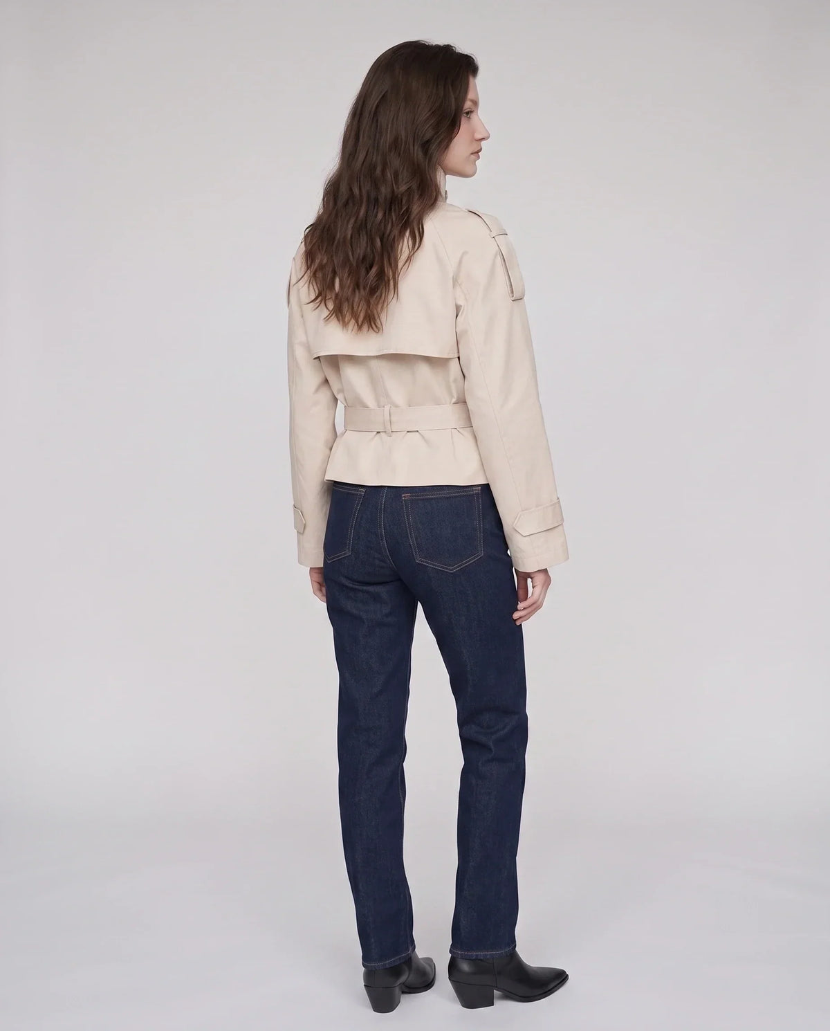 Casaco curto de mulher estilo trench com gola alta e cinto