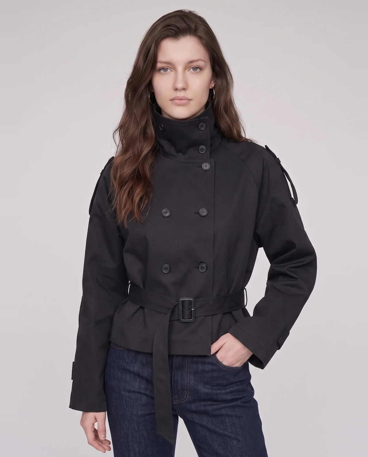 Casaco curto de mulher estilo trench com gola alta e cinto