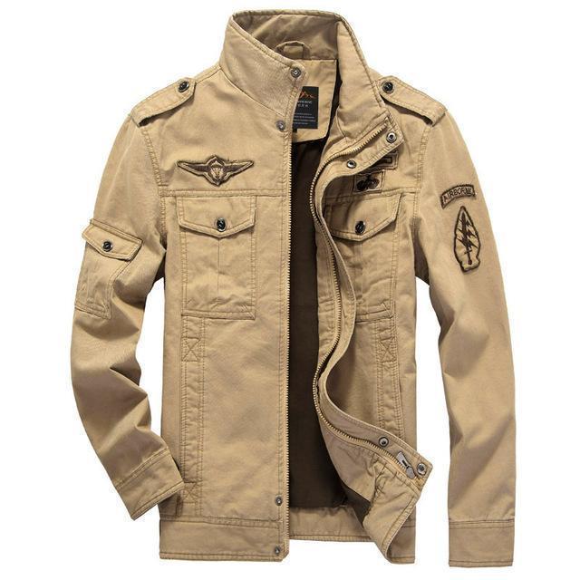 Chaqueta militar de hombre con cuello alto, bolsillos y parches
