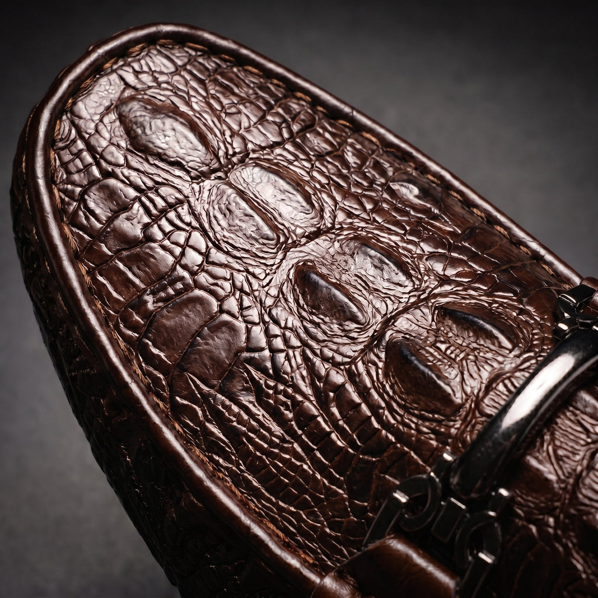 Mocassini uomo con texture a coccodrillo e fibbia decorativa