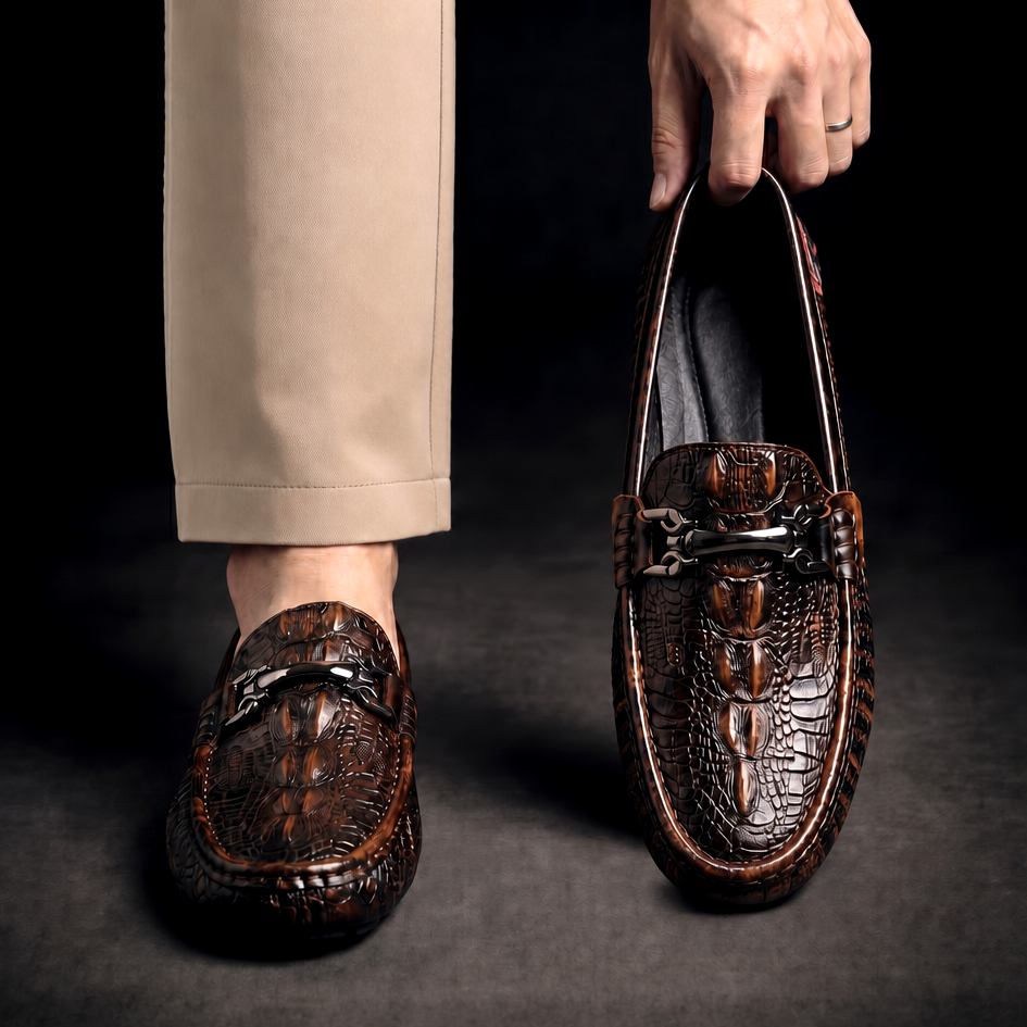 Mocassini uomo con texture a coccodrillo e fibbia decorativa