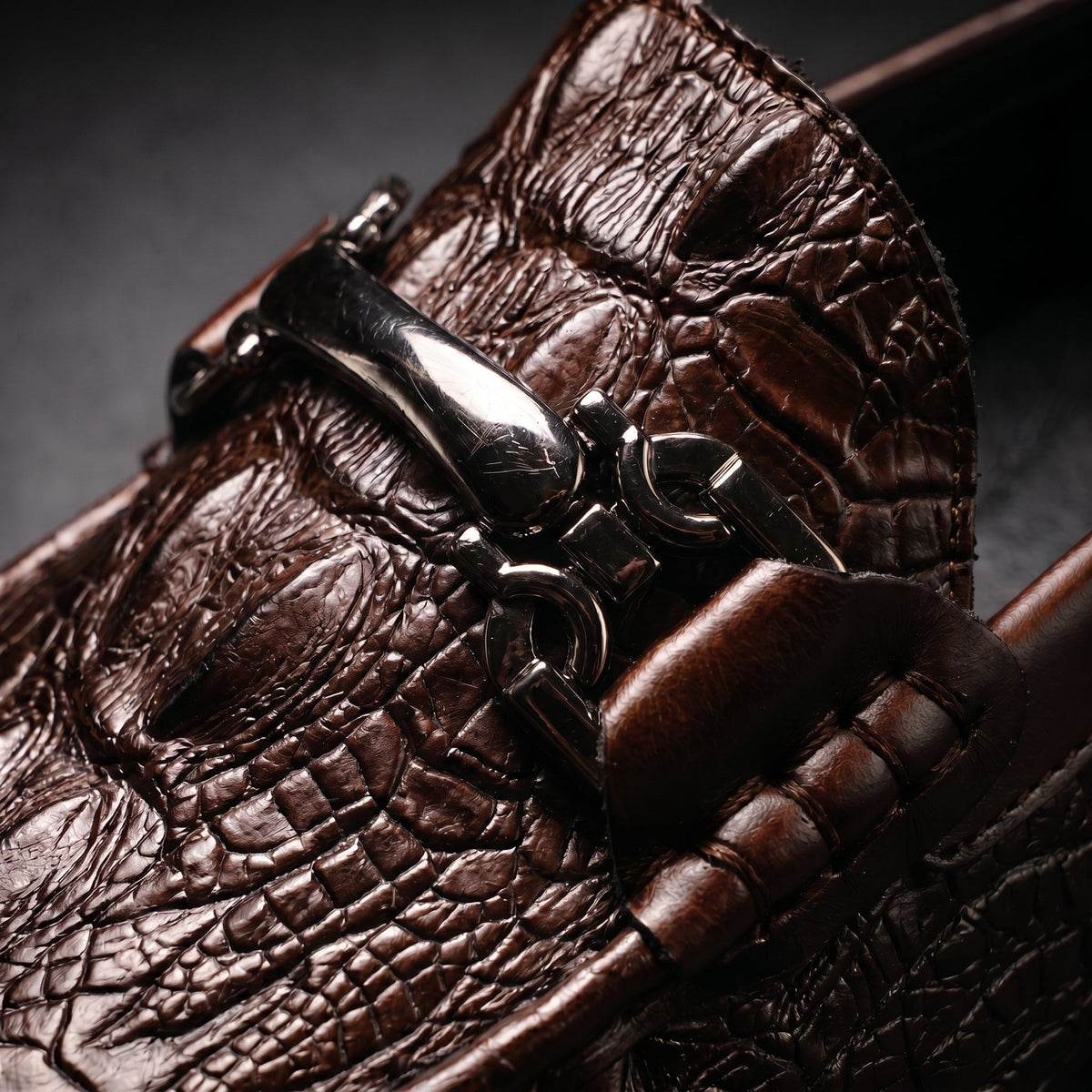 Mocassini uomo con texture a coccodrillo e fibbia decorativa
