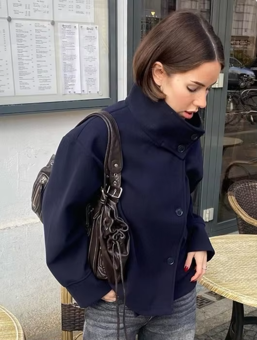 Kort jakke til damer med høj krave og knapper
