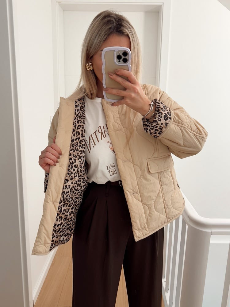 Elegant vest til damer med leopardfoer