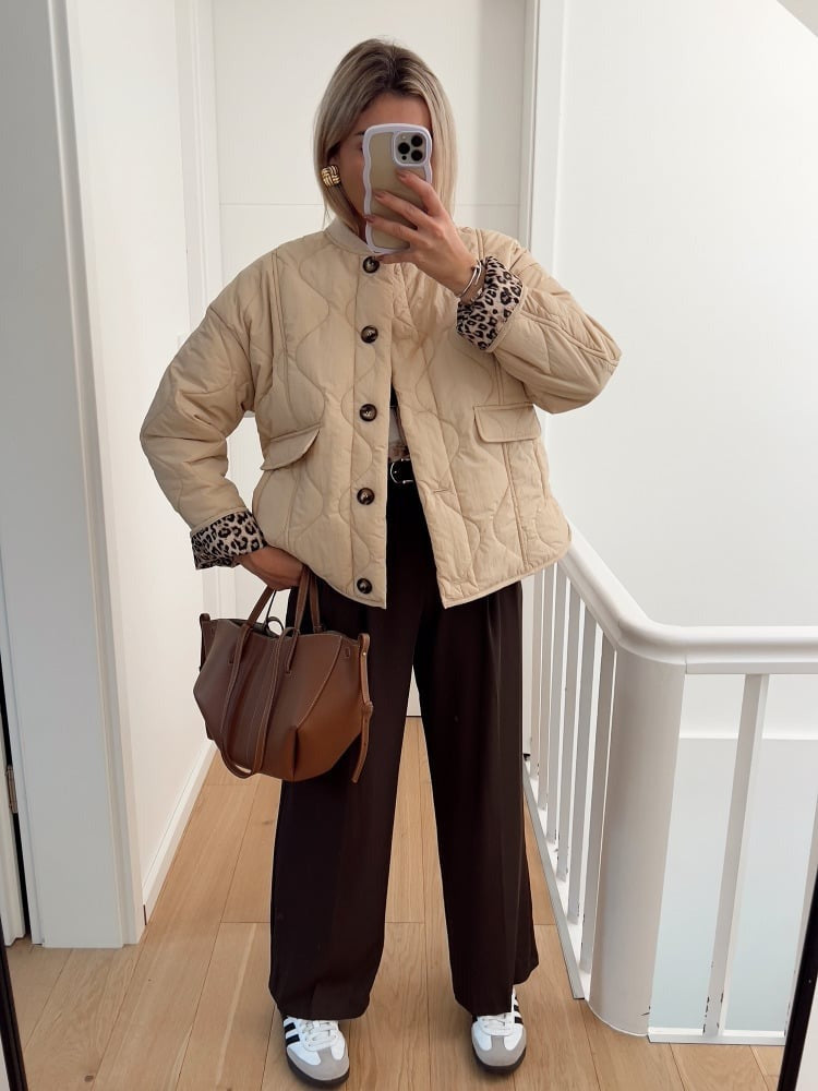 Elegant vest til damer med leopardfoer