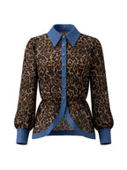 Blusa de mujer de leopardo con cuello camisero y botones
