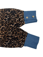 Blusa de mujer de leopardo con cuello camisero y botones