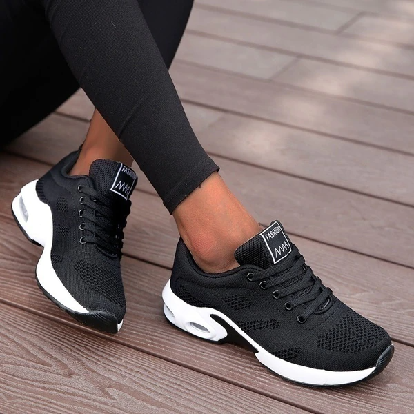 Damskie sneakersy sportowe ze sznurowaniem i kontrastową podeszwą