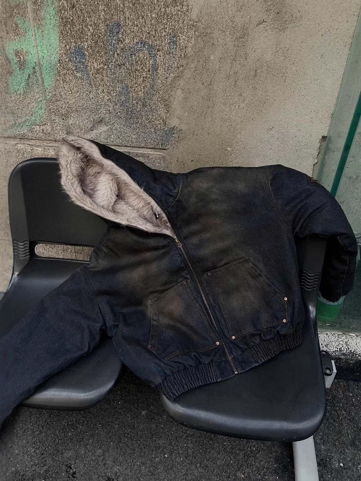 Granatowa damska kurtka z kapturem obszytym jasnym futerkiem i dużymi kieszeniami