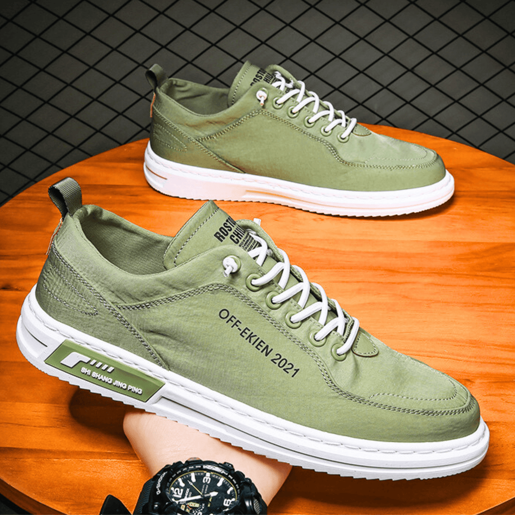 Niskie sneakersy męskie sznurowane z jasną podeszwą i ozdobnymi przeszyciami