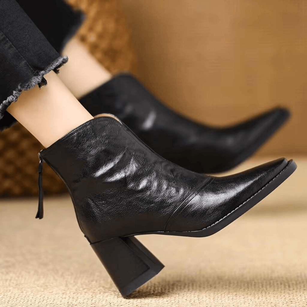 Botins lisos de mulher com salto alto