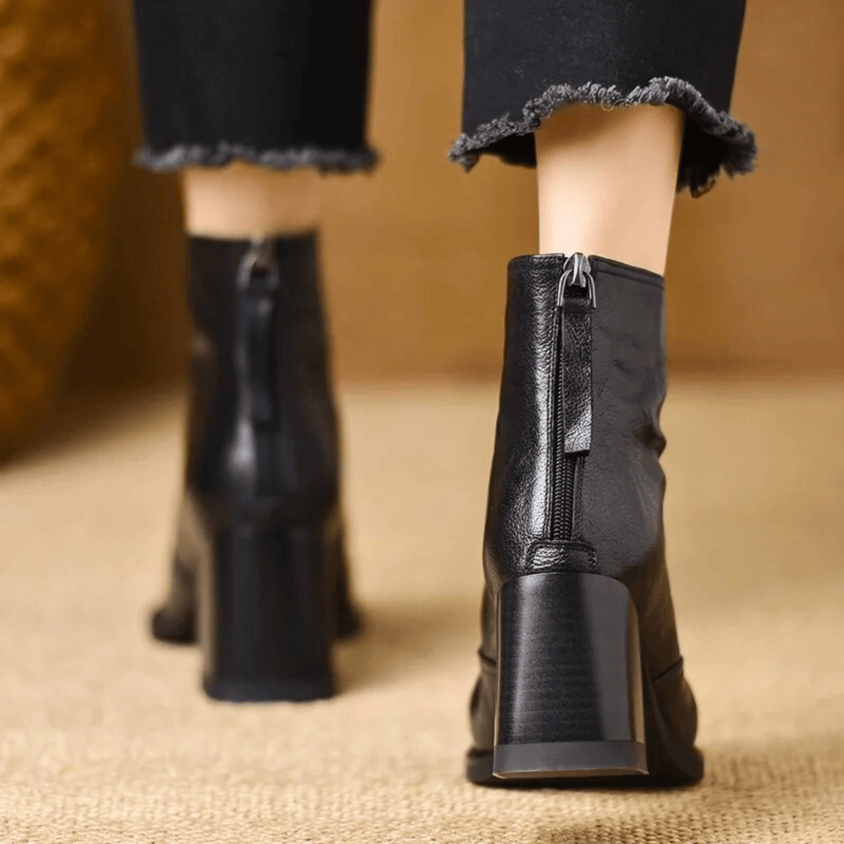 Botins lisos de mulher com salto alto