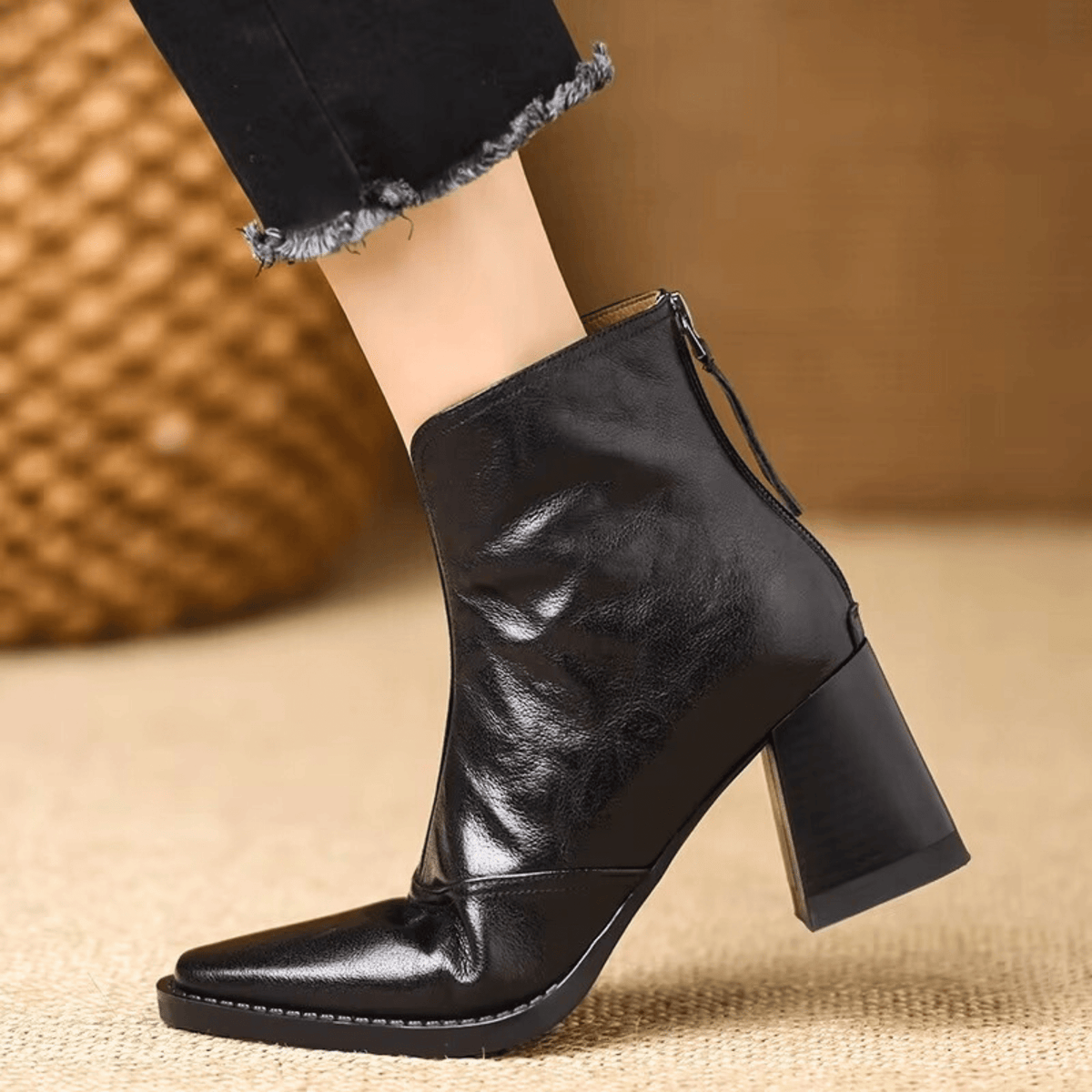 Botins lisos de mulher com salto alto
