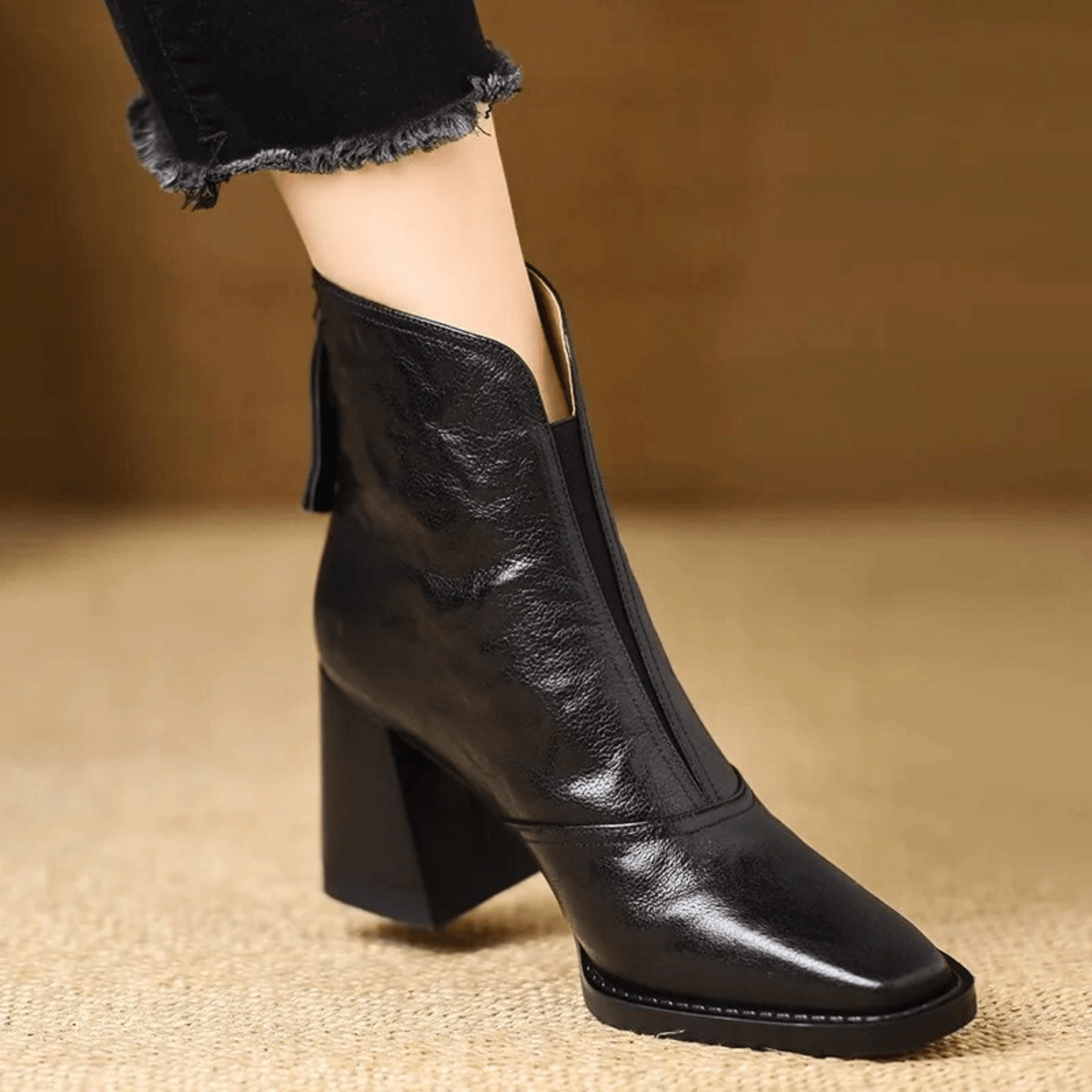 Botins lisos de mulher com salto alto