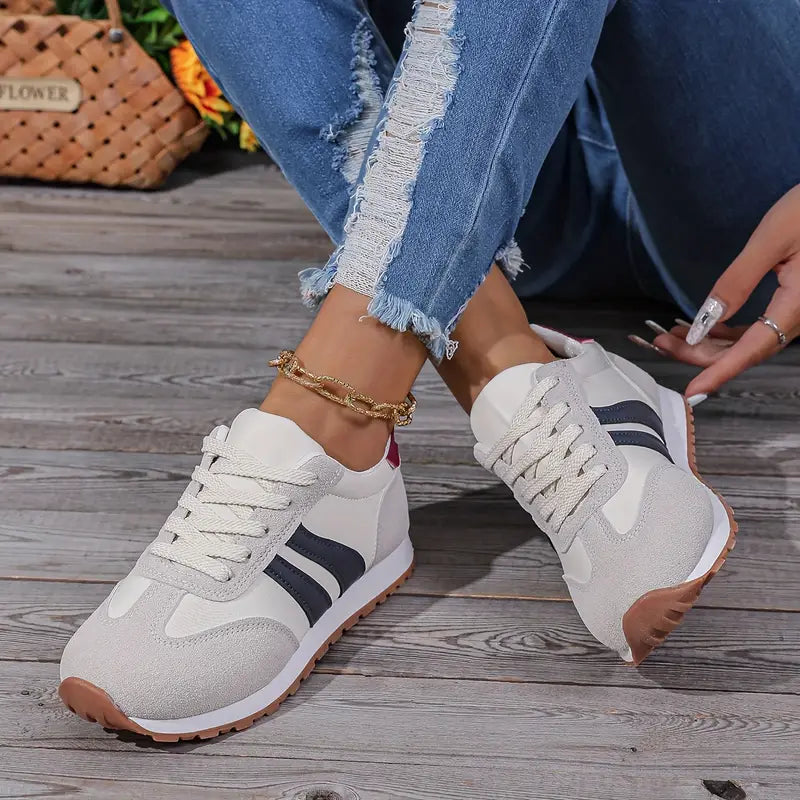 Damskie sneakersy sznurowane z kontrastowymi panelami i płaską podeszwą