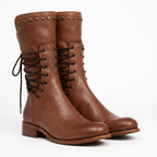 Botines de mujer hasta media pantorrilla con cordones y tachuelas