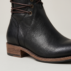 Botines de mujer hasta media pantorrilla con cordones y tachuelas