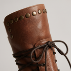 Botines de mujer hasta media pantorrilla con cordones y tachuelas