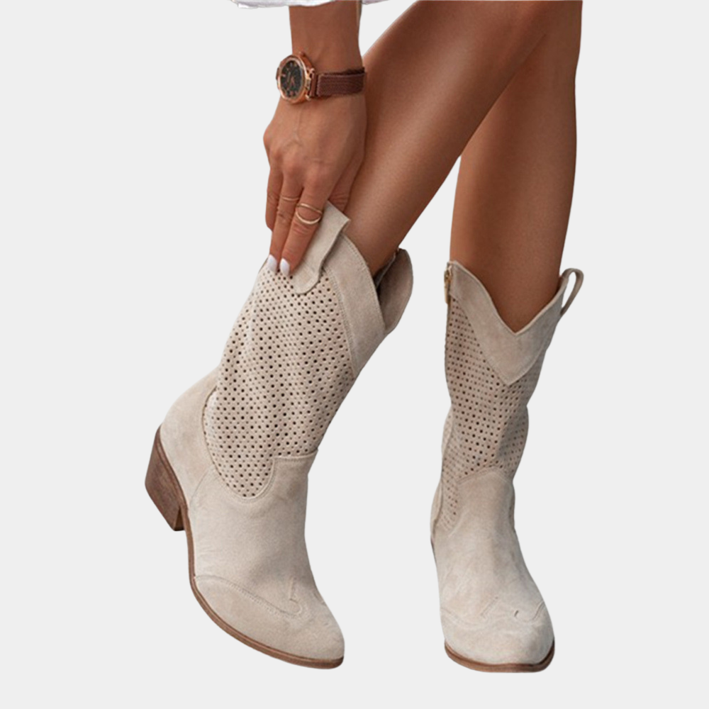 Botas camperas de mujer caladas con tacón bajo y remate bordado