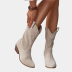 Botas camperas de mujer caladas con tacón bajo y remate bordado