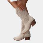 Botas camperas de mujer caladas con tacón bajo y remate bordado
