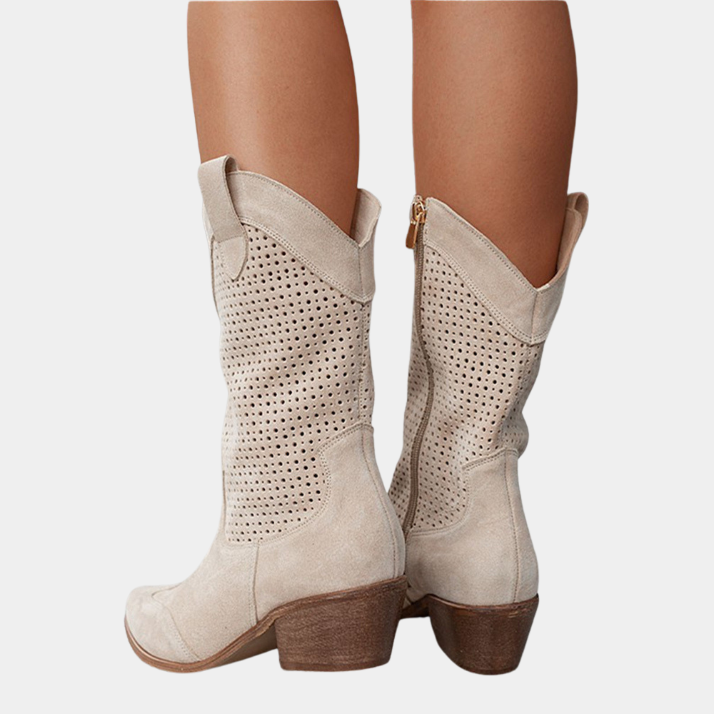 Botas camperas de mujer caladas con tacón bajo y remate bordado