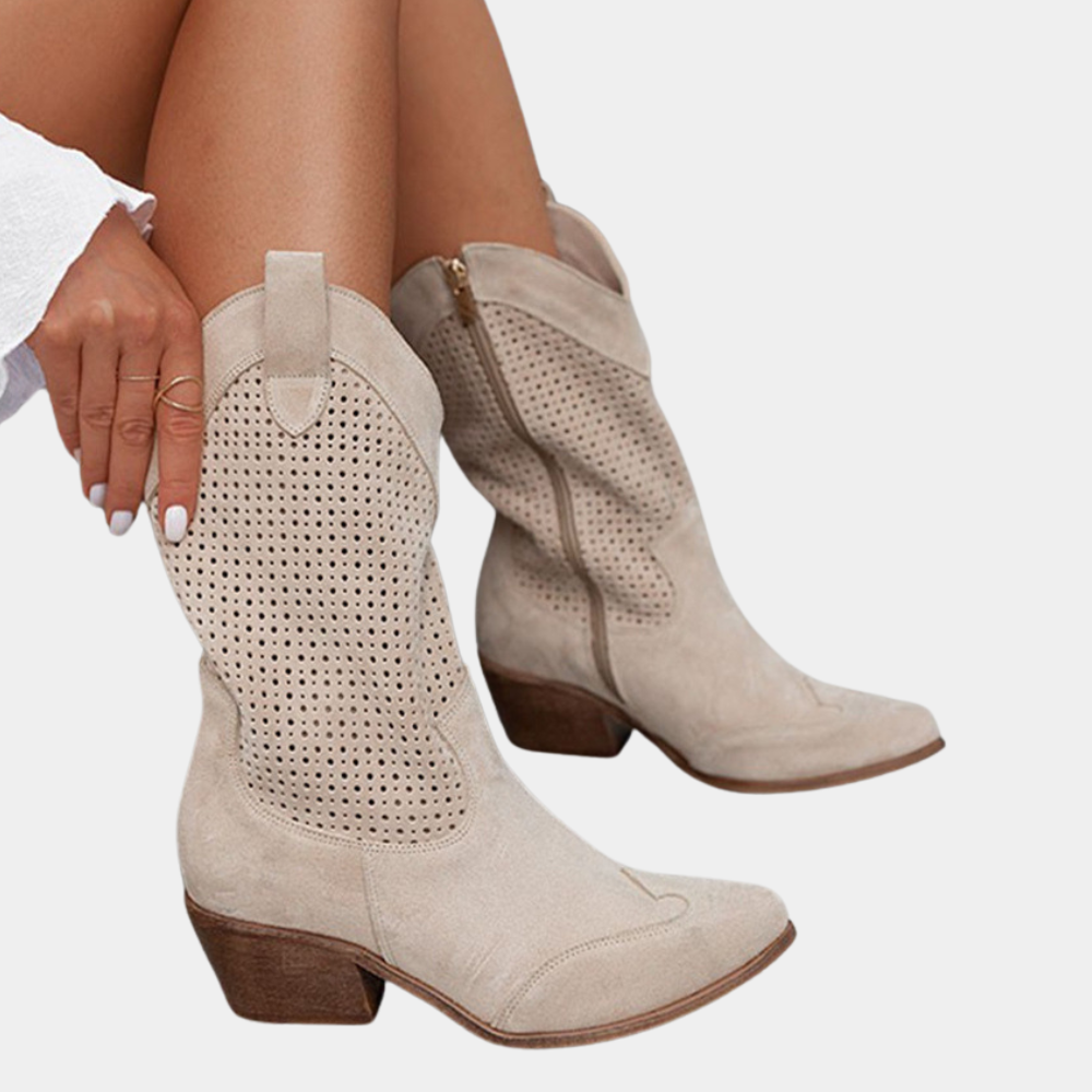 Botas camperas de mujer caladas con tacón bajo y remate bordado