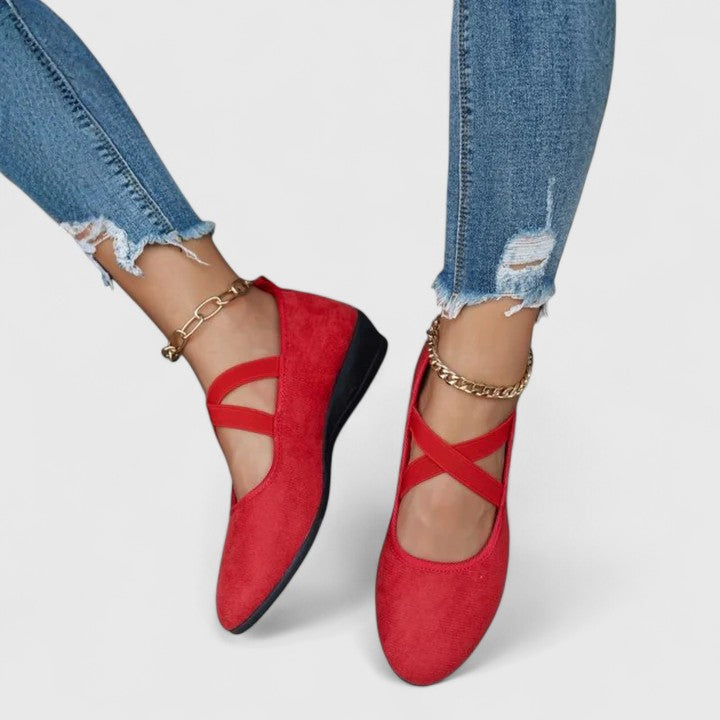 Damskie buty na koturnie z zakrzyżowanymi paskami wokół kostki