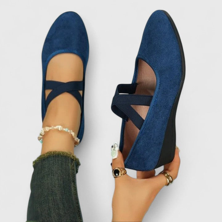 Damskie buty na koturnie z zakrzyżowanymi paskami wokół kostki